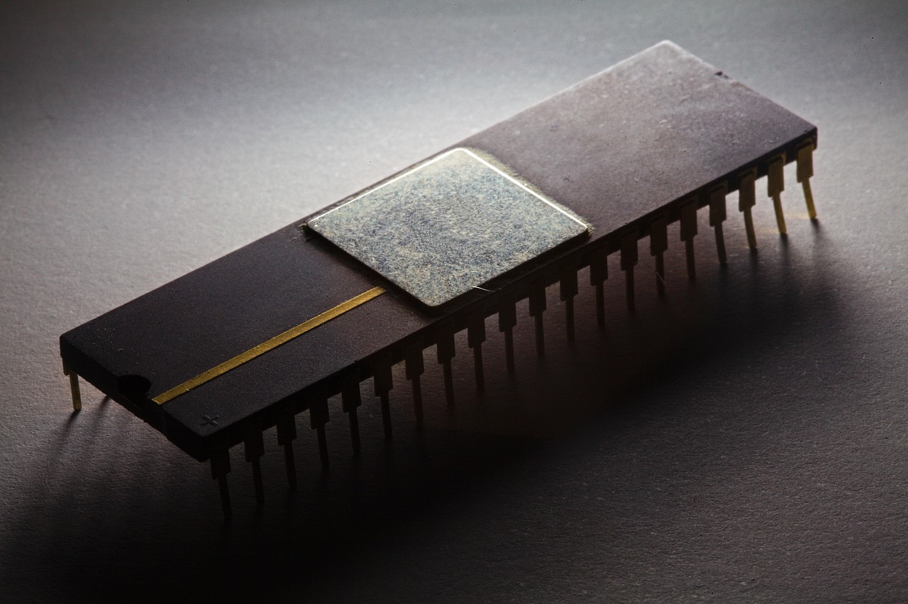 Microchip, chip, processor — Difference between colocation server and different servers: