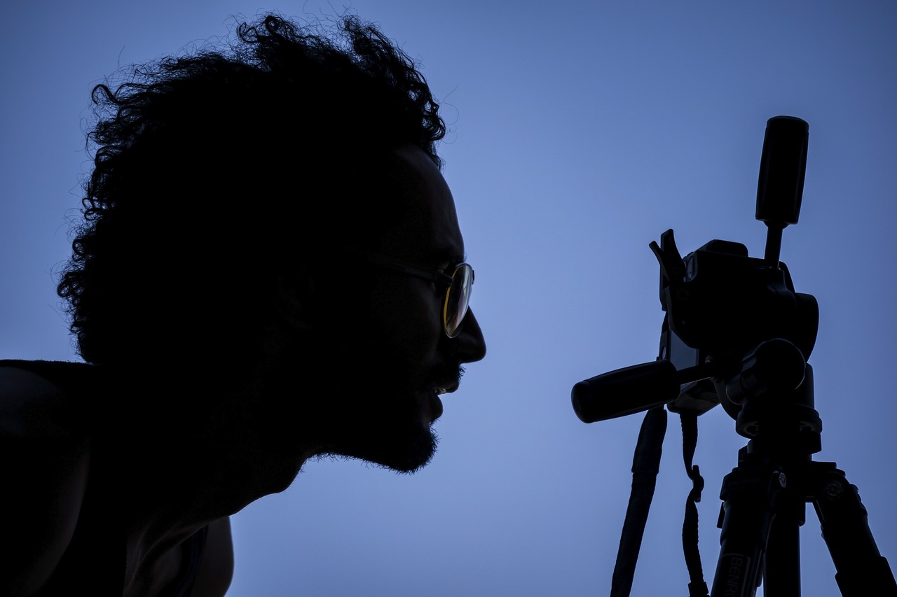 Photographer, silhouette, camera — How to convey a message with the right contrast in a single frame?