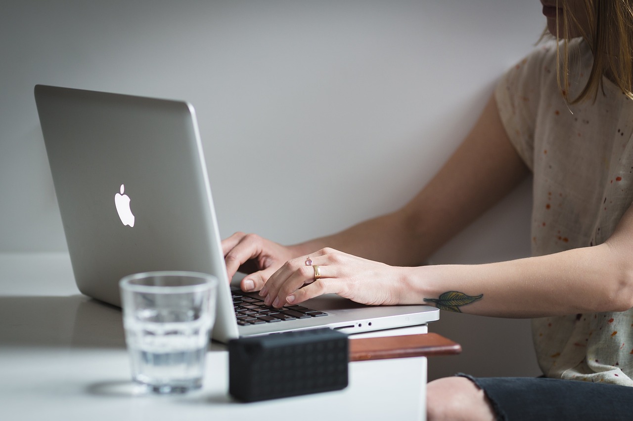 Laptop, apple, macbook — Internet hosting at affordable prices
