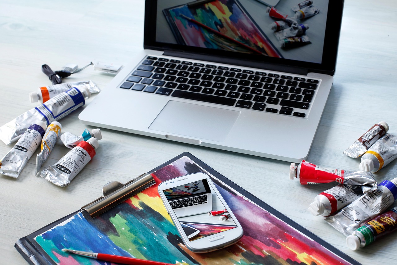 Workplace, macbook, computer — Overall equipment efficiency (OEE): what it is and how to calculate