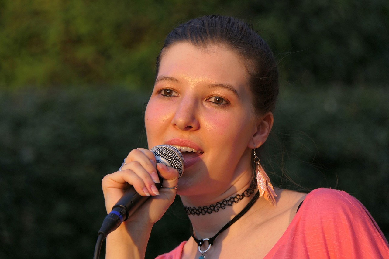 Singer, live music, singing — Perks of playing games on joker123