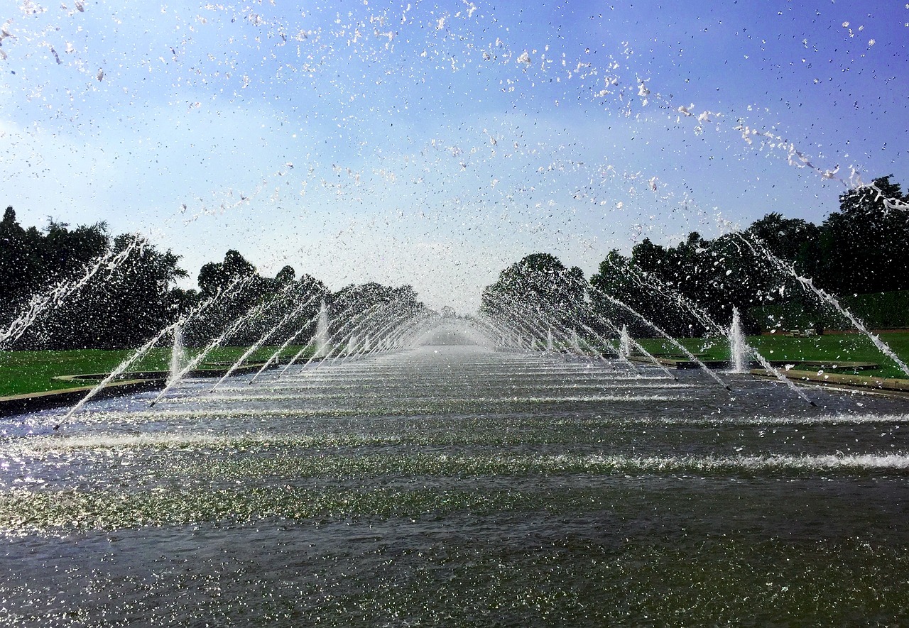 Fountain, water, water feature — What bets may you put on an online football betting site?
