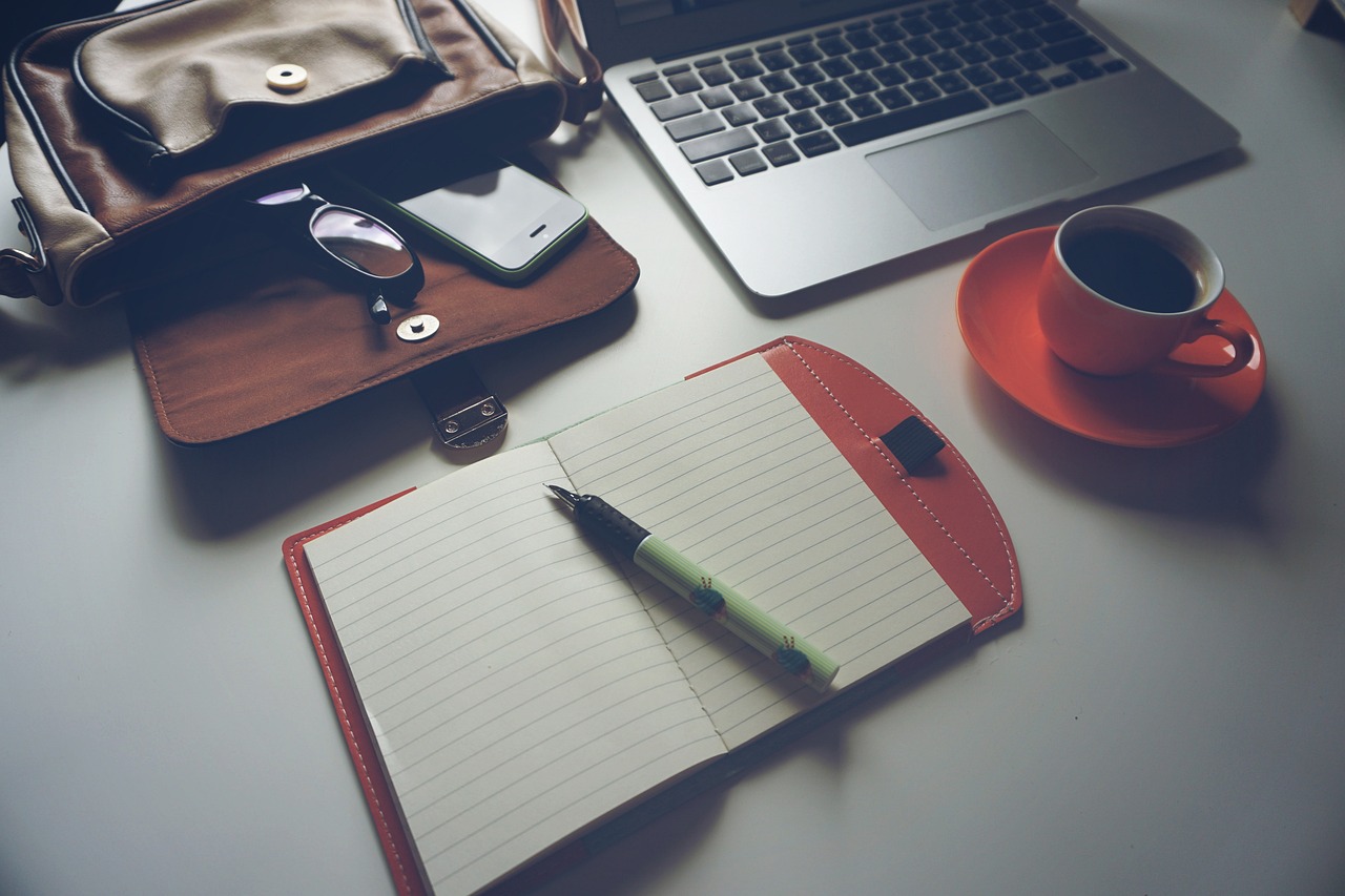Laptop, coffee, notebook — What is the relationship between Swisscom LoRaWAN and LoRa gateway?